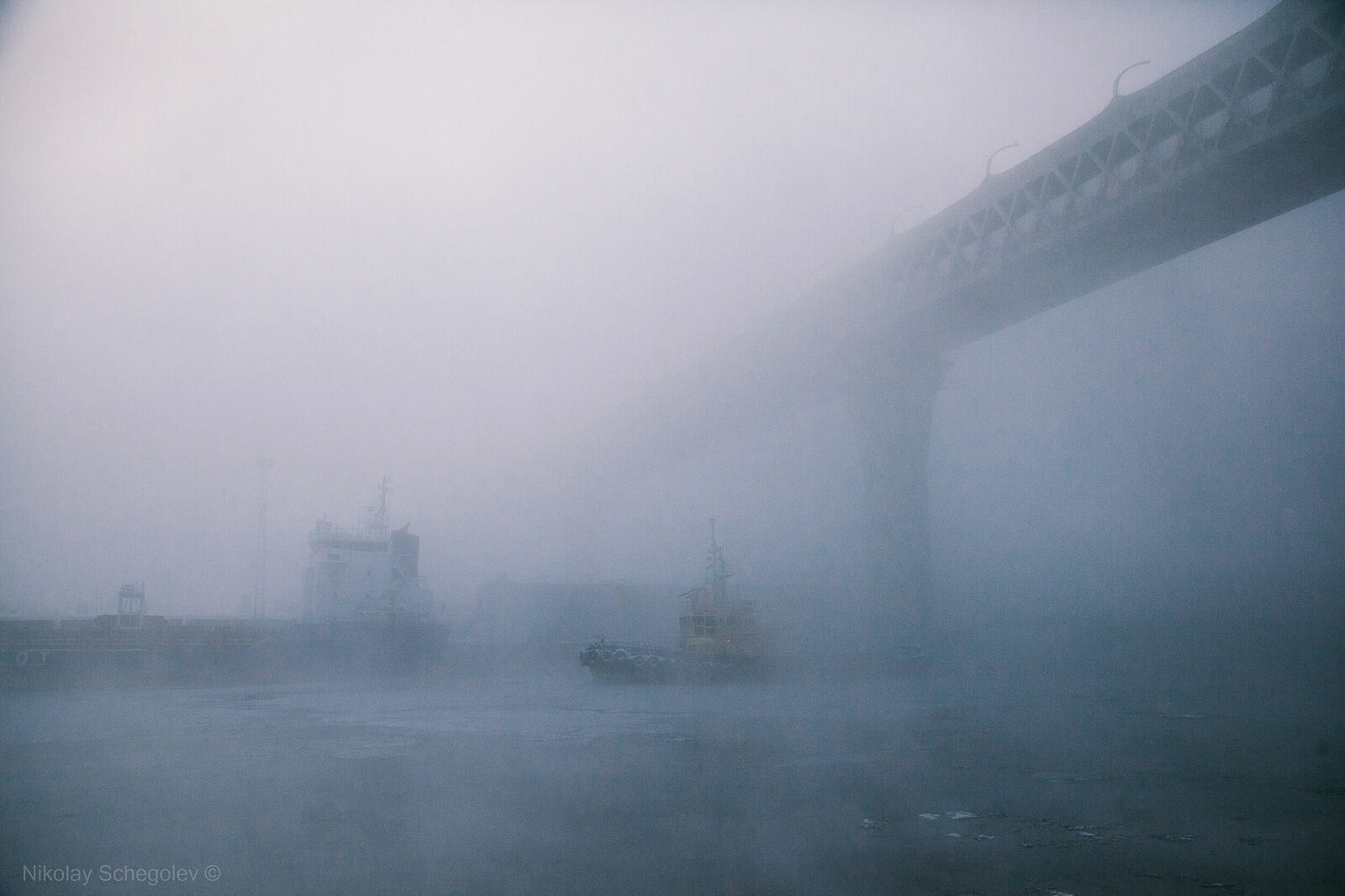 Условиях сильного тумана. Санкт-Петербург туман. Военный корабль в тумане. Судно в тумане. Сильный туман.